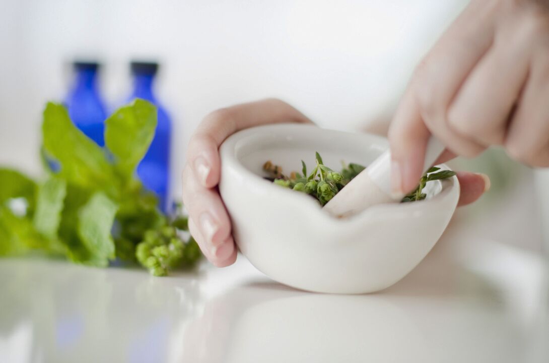 Traitement traditionnel des douleurs articulaires à l'aide d'herbes médicinales