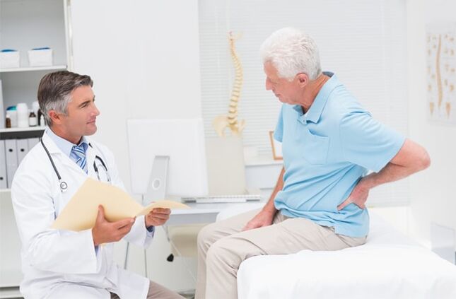 Un patient arthrose lors d'un rendez-vous chez le médecin
